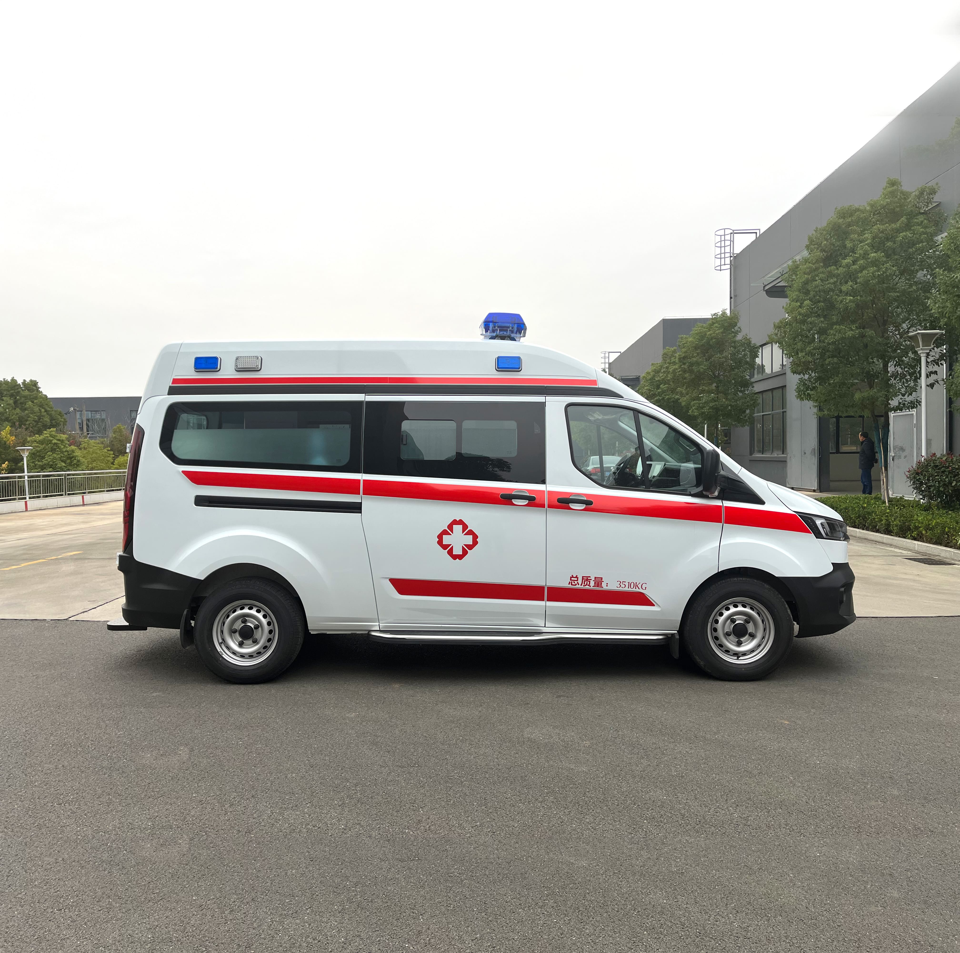 Ford 4*2 high quality RHD ward-type ambulance Front Side View
