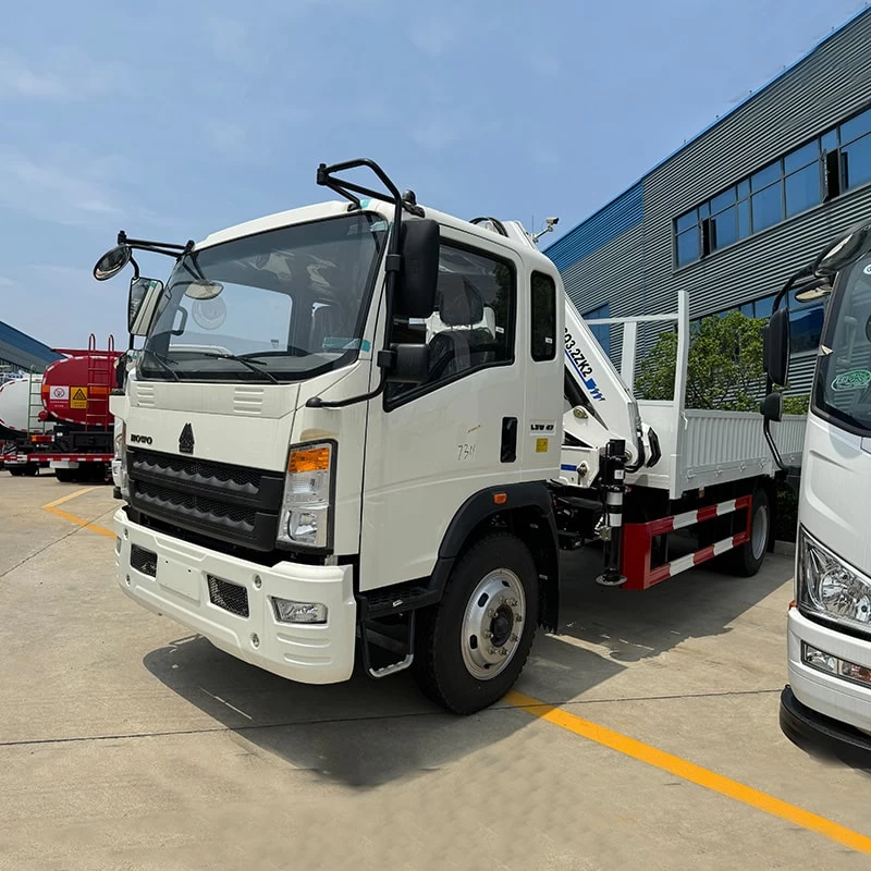 HOWO 4X2 5 Ton Hydraulic Telescopic Boom Truck Mounted Crane Oblique Front View