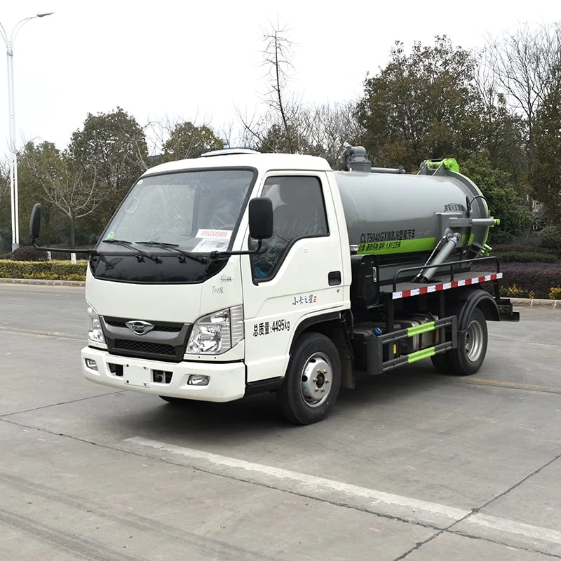 Foton 4*2 2000L vacuum truck sewage suction Oblique Front View