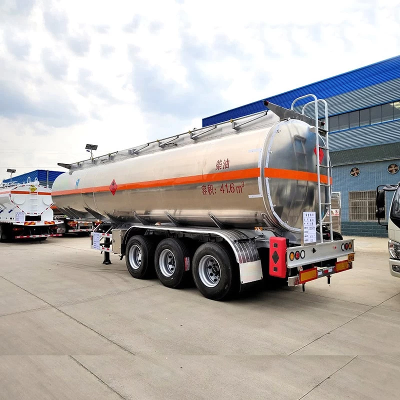 Aluminum Alloy 42000L 3 Axle Water Edible Oil Delivery Tank Oblique Back Plot
