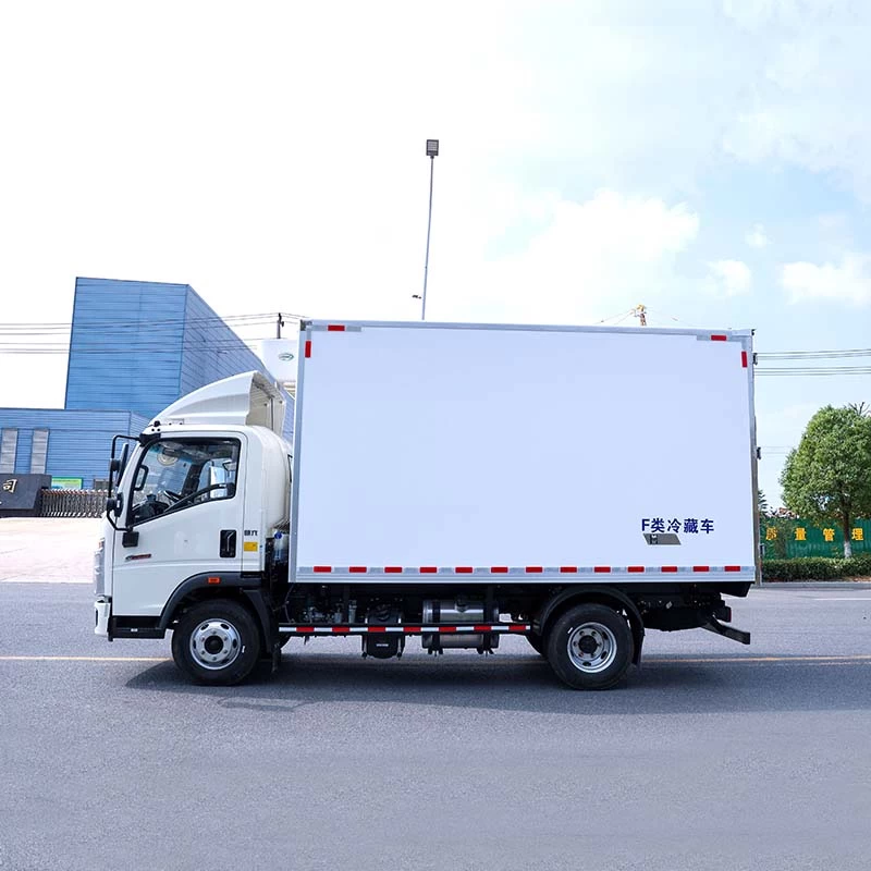 Howo 4X2 Refrigerated Van Truck for Fruits Vegetables Front Side View