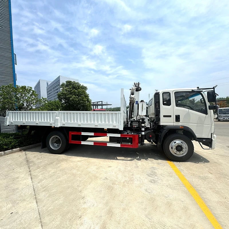 HOWO 4X2 5 Ton Hydraulic Telescopic Boom Truck Mounted Crane Front Side View
