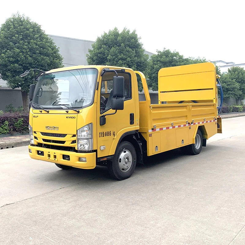 JAPAN Isuzu 80K 4*2 car anti-collision buffer truck Oblique Front View
