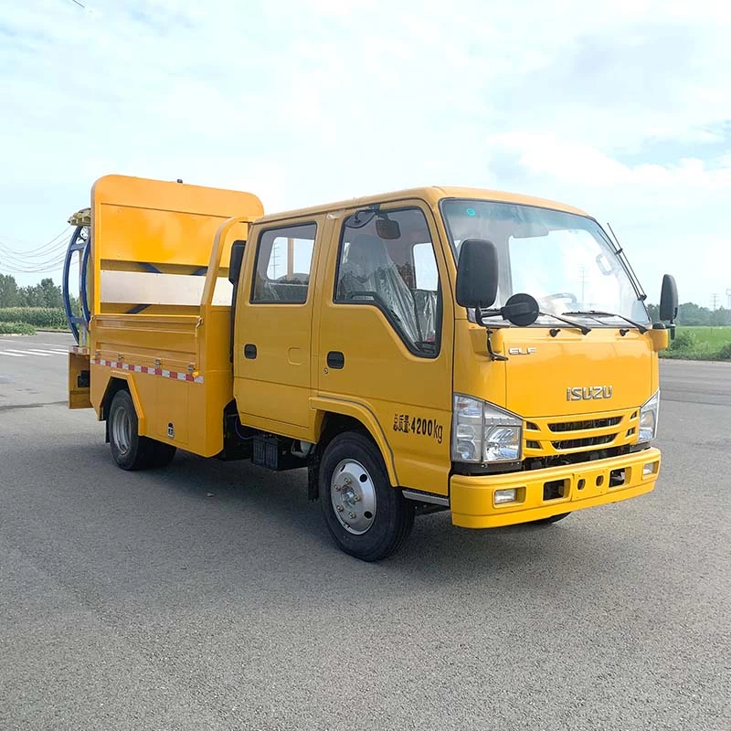 Japan Isuzu 4*2 double row anti-collision buffer truck Oblique Front View
 