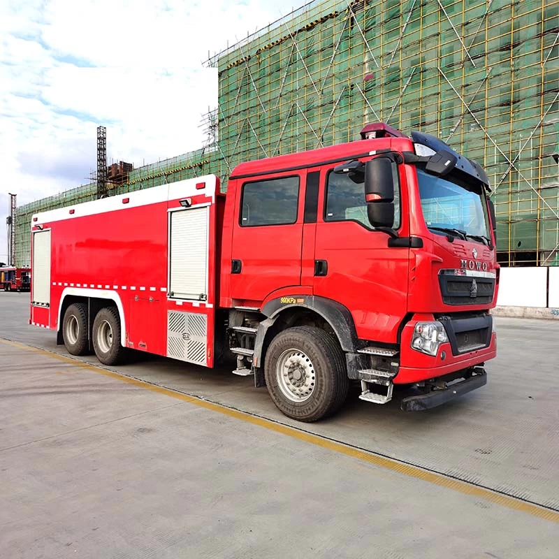 Howo high quality 16CBM water tank fire fighting truck Oblique Front View