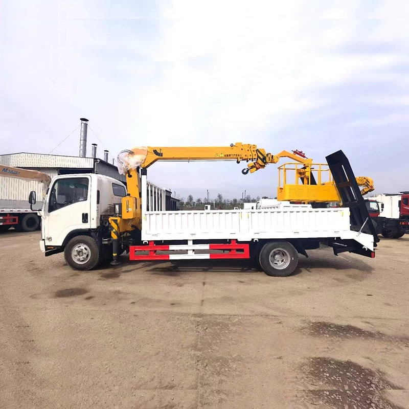 Japan Isuzu 5 Ton Brand 4x2 Cargo Truck Mounted Crane Front Side View

