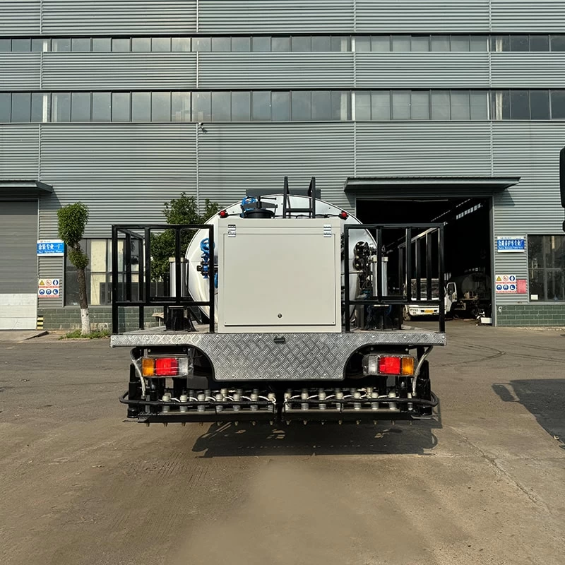 ISUZU 8 CBM 4*2 bitumen spray asphalt distributor truck Back Image
