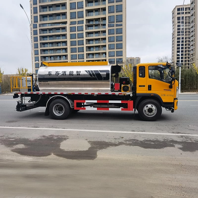 HOWO 4*2 Intelligent asphalt distributor truck Front Side View
