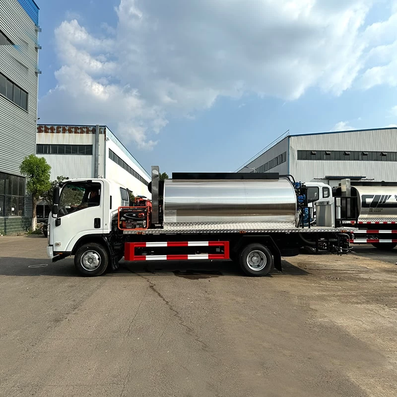 ISUZU 8 CBM 4*2 bitumen spray asphalt distributor truck Front Side View
