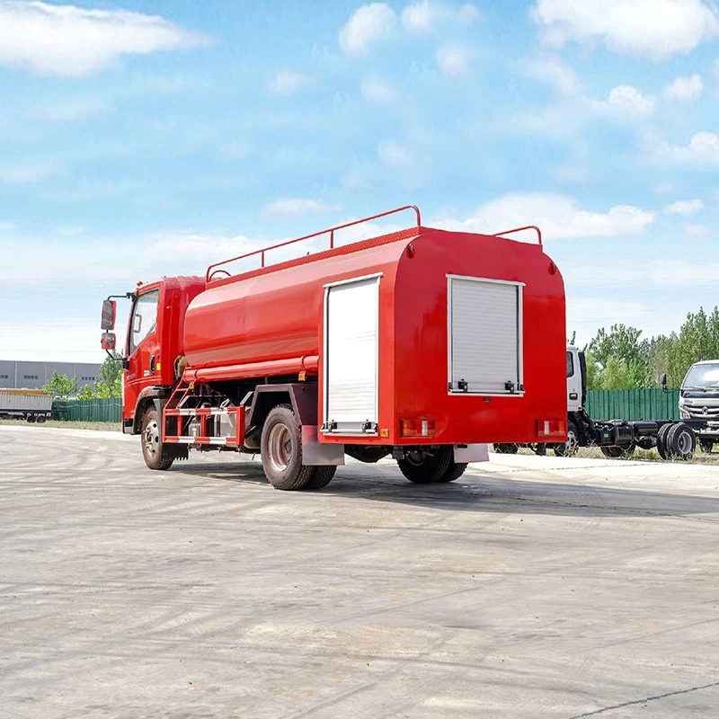 SINOTRUK specialized vehicle 4*2 5cbm water tank fire truck Oblique Back Plot
