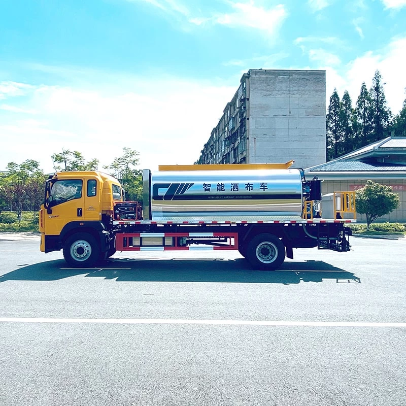 HOWO 13CBM automatic road asphalt distributor truck Front Side View
