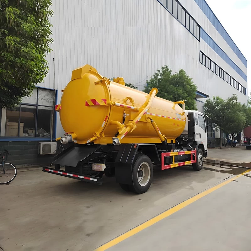 Howo 4x2 5000L Small Septic Fecal Suciton Tanker Truck Oblique Back Plot
