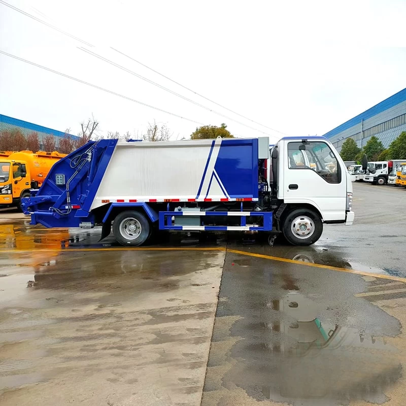 Isuzu 6/9 CBM Garbage Compactor Truck Trash Compressing Truck Front Side View