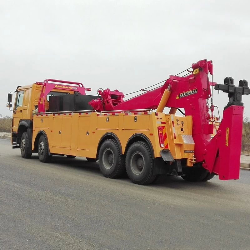 SINOTRUK 8*4 heavy duty 80 ton Rotation Wrecker Tow Truck Oblique Back Plot
