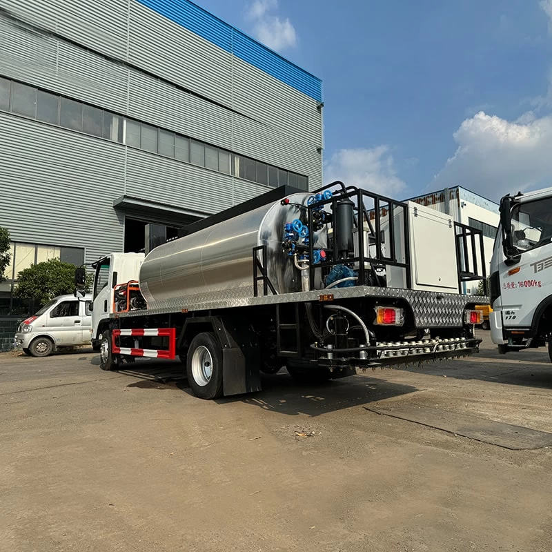 ISUZU 8 CBM 4*2 bitumen spray asphalt distributor truck Oblique Back Plot
