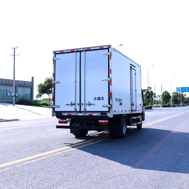 DongFeng small 5ton refrigerated truck Oblique Back Plot