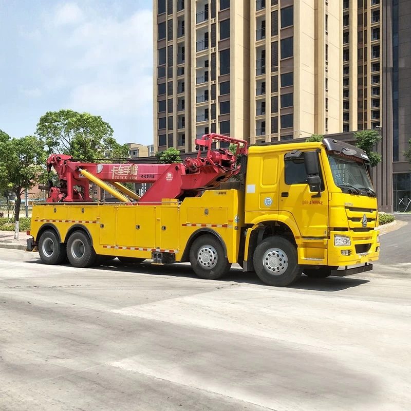 SINOTRUK 80 ton dragging towing heavy duty wrecker truck Oblique Front View
