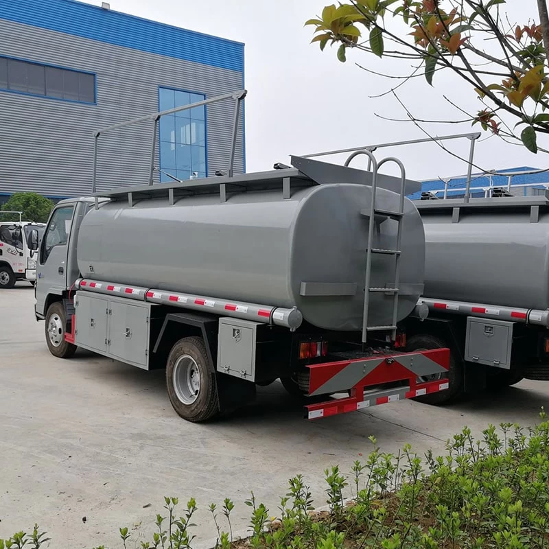 Japan Brand ISUZU 4x2 5000L Mini Refuel Truck Oblique Back Plot
