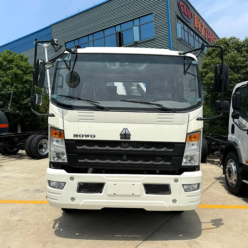 HOWO 4X2 5 Ton Hydraulic Telescopic Boom Truck Mounted Crane Front View