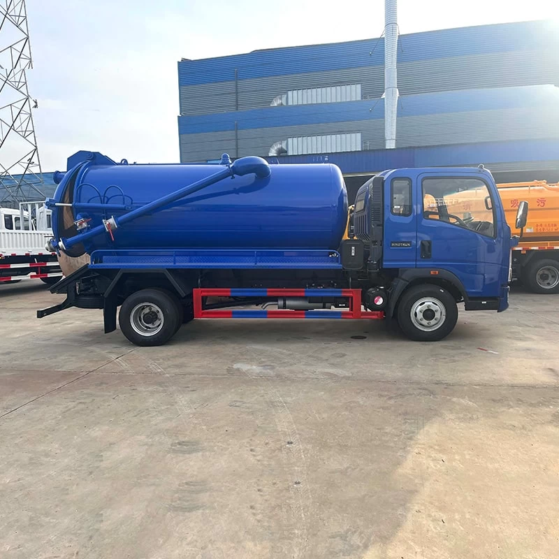 SINOTRUK 4*2 5 cubic vaccum fecal sewage suction truck Front Side View
