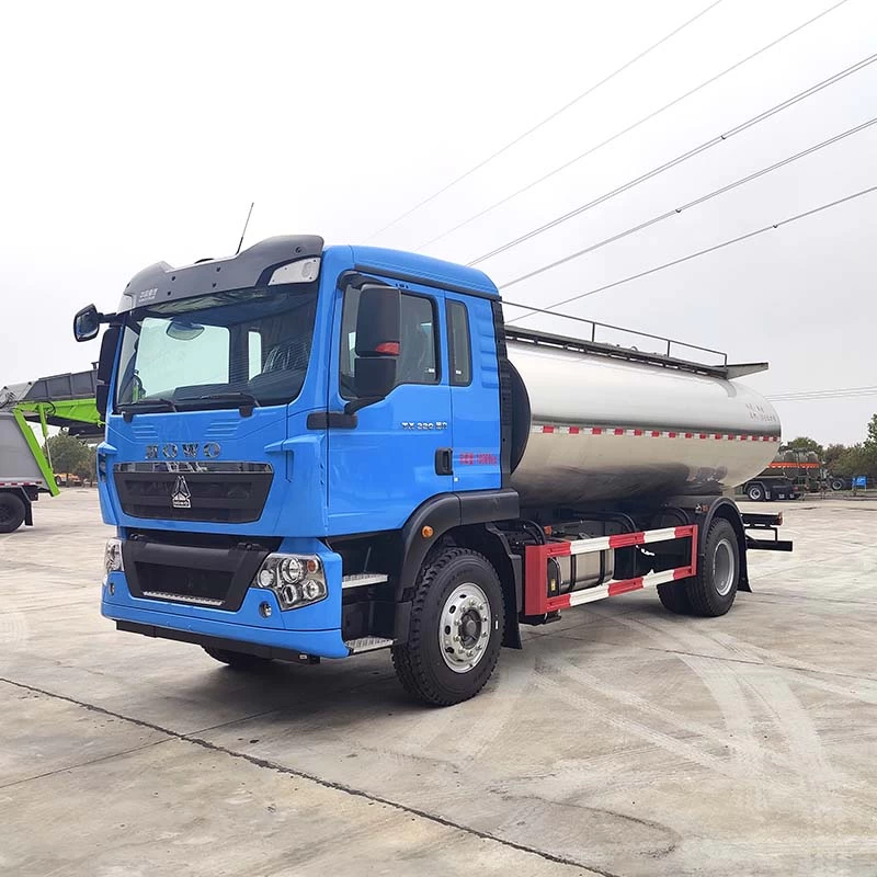 HOWO 13t milk truck for milk transportation Oblique Front View