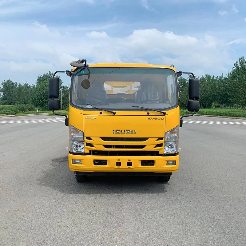 Japan Isuzu 4*2 Impact-proof truck anti crash buffer truck Front View
