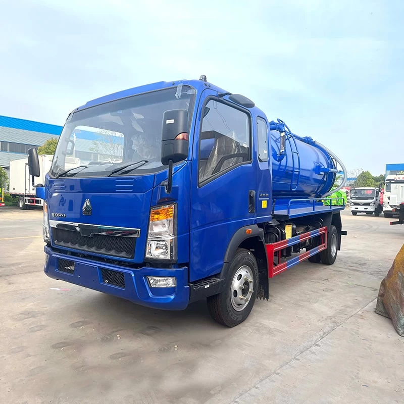SINOTRUK 4*2 5 cubic vaccum fecal sewage suction truck Oblique Front View
