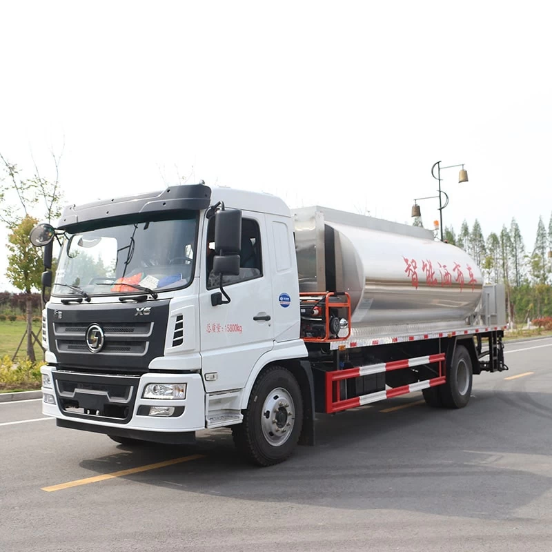 SHACMAN road construction 4*2 5CBM asphalt distribution truck Oblique Front View
