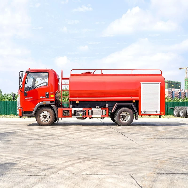 SINOTRUK specialized vehicle 4*2 5cbm water tank fire truck Front Side View
