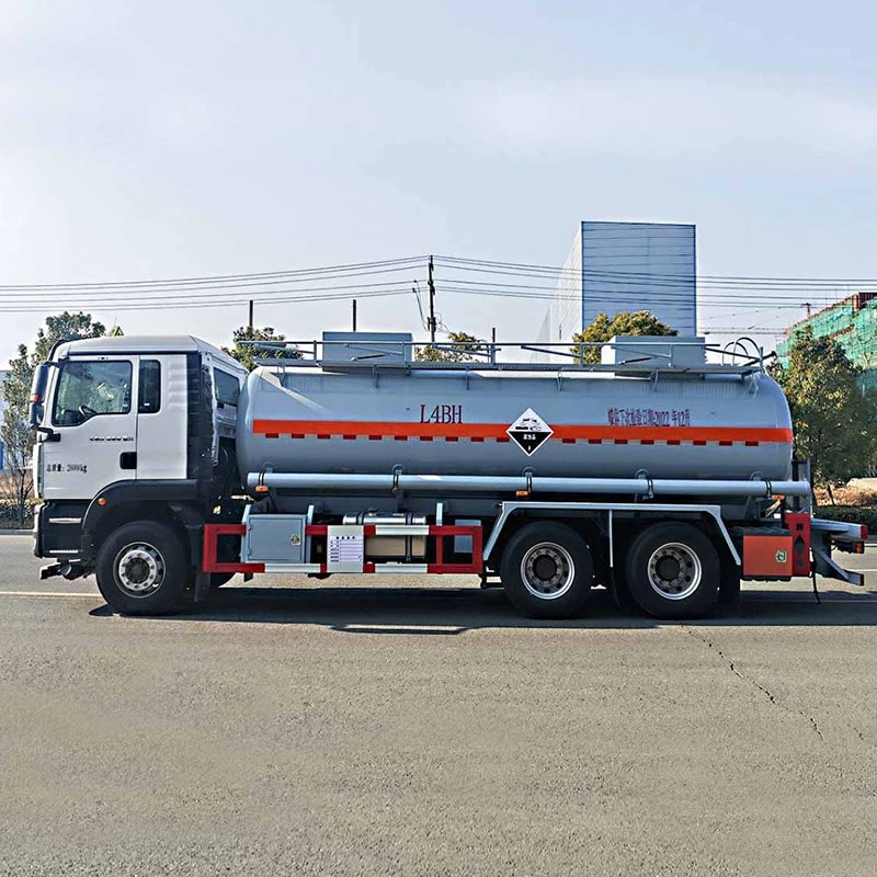 SINOTRUK 6*4 14 ton Ammonium Nitrate Tank Truck Trailer Front Side View 
