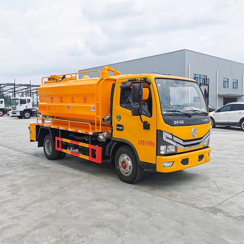 Dongfeng 4*2 6000L sewage suction cleaning truck Oblique Front View
