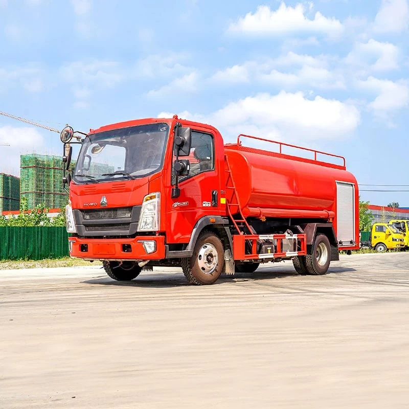 SINOTRUK specialized vehicle 4*2 5cbm water tank fire truck Oblique Front View 
