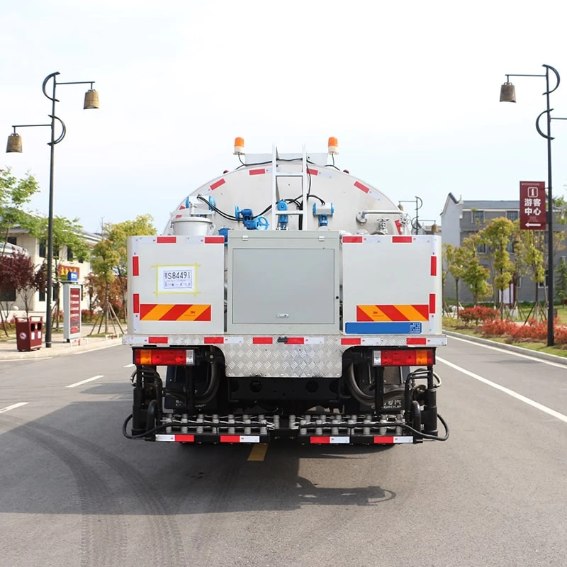 SHACMAN road construction 4*2 5CBM asphalt distribution truck Back Image
