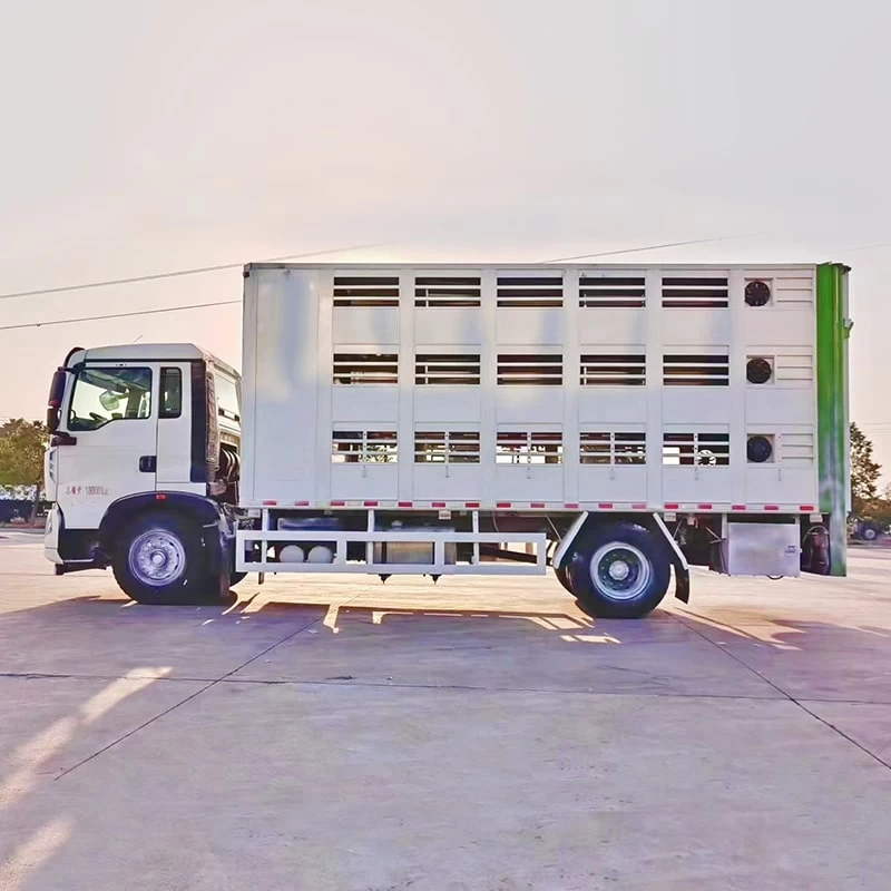 HOWO animal pig chicken livestock poultry transport truck Front Side View