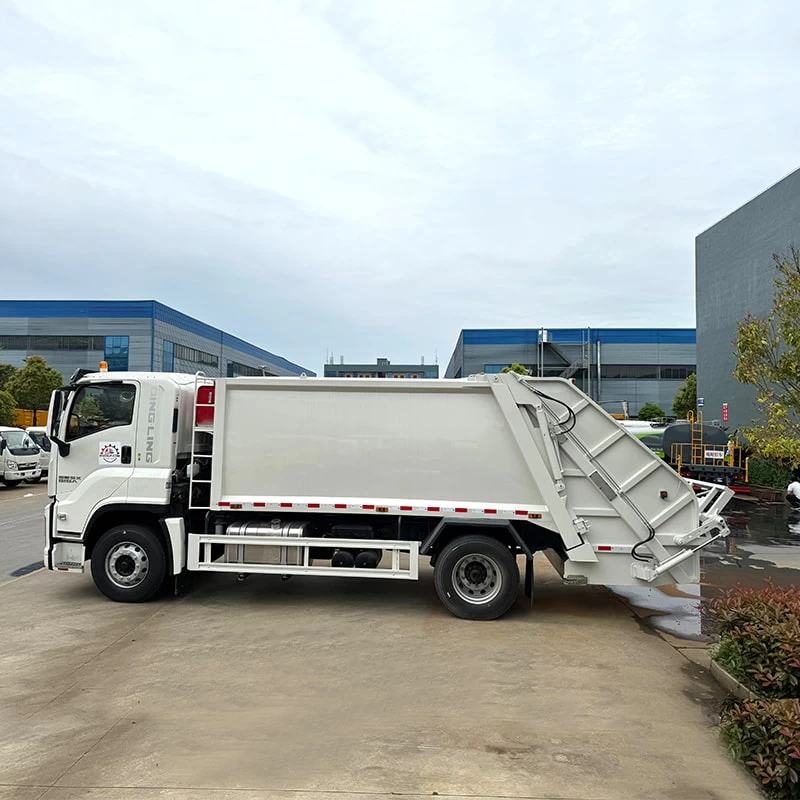 Janpan Brand 4 X 2 15 CBM Compactor Garbage Truck Front Side View