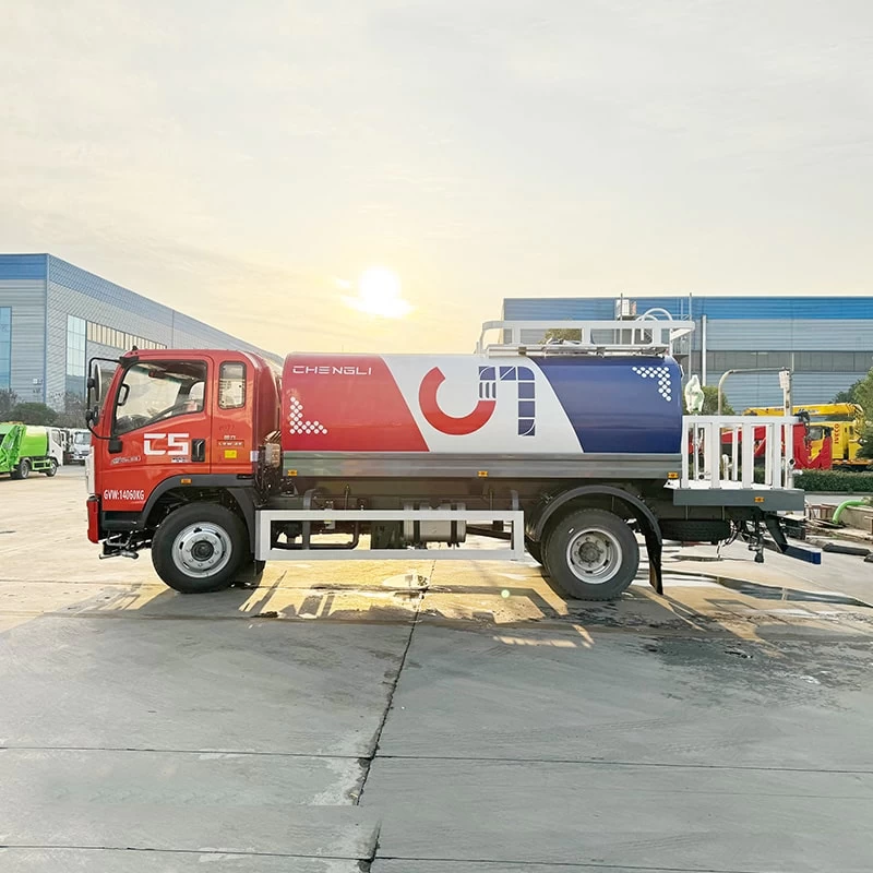 SINOTRUK HOWO 9000 liter 2400 gallon watering cart price Front Side View
