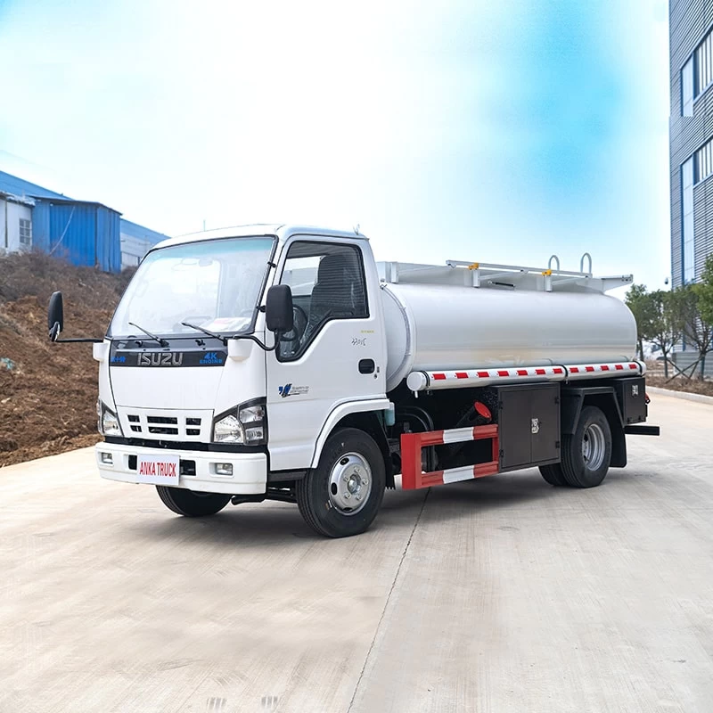 ISUZU 5000L fuel tank truck Oblique Front View