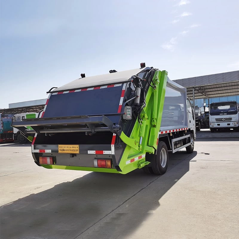 ISUZU high quality 6 cbm compressed garbage truck Oblique Back Plot 
