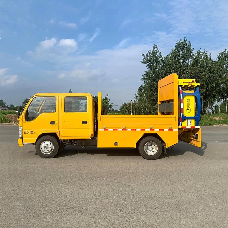 Japan Isuzu 4*2 double row anti-collision buffer truck Front Side View
  
