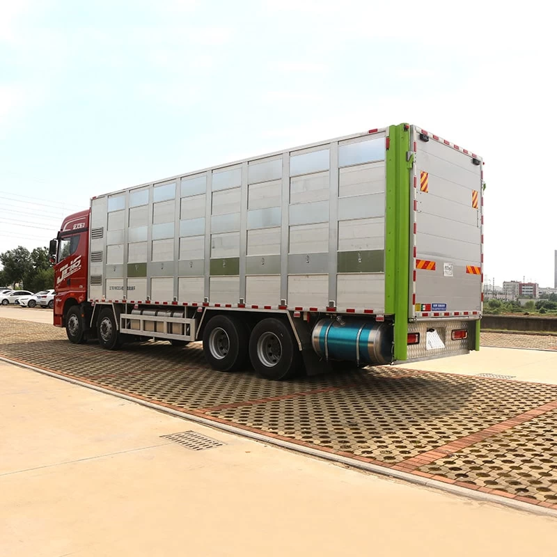 FAW 8*4 animal poultry chicken pig transport truck Oblique Back Plot