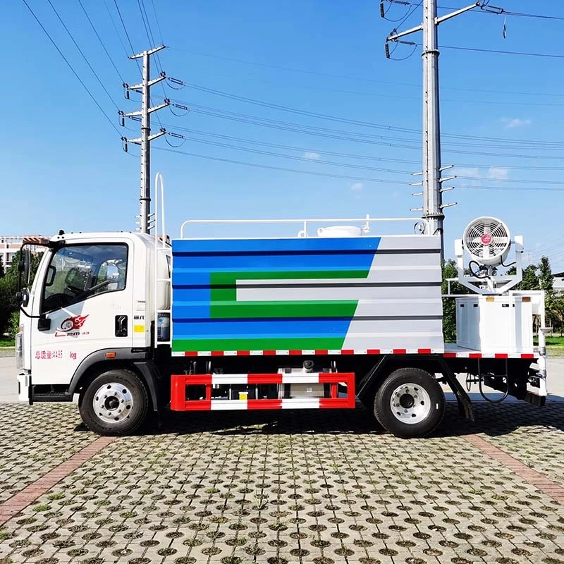 Howo Light Duty 4X2 5cbm Water Spray Tank Truck Front Side View