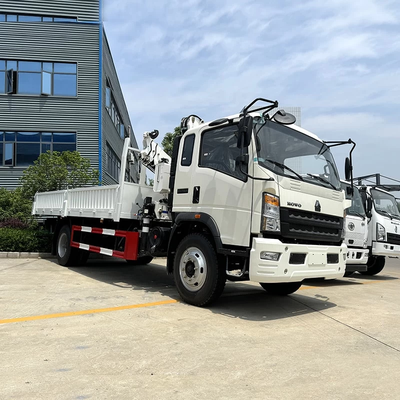 HOWO 4X2 5 Ton Hydraulic Telescopic Boom Truck Mounted Crane Oblique Front View
