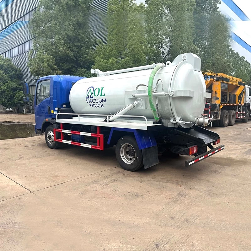 SINOTRUK 4*2 5 cubic vaccum sewage fecal suction truck Oblique Back Plot
