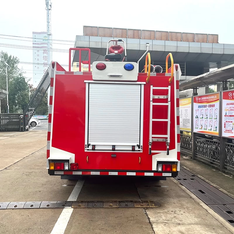 New or Used Japan Brand ISUZU 4 x 2 4000L Fire Truck Back Image
