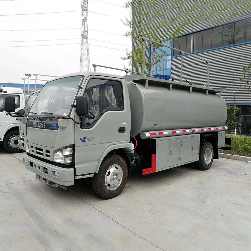 Japan Brand ISUZU 4x2 5000L Mini Refuel Truck Oblique Front View