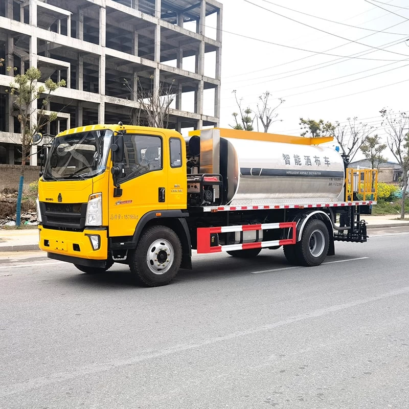 HOWO 4*2 Intelligent asphalt distributor truck Oblique Front View
