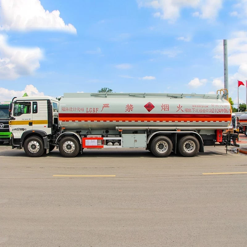 Howo 8x4 Fuel Tank Truck 30000L Tanker Truck Price Front Side View
