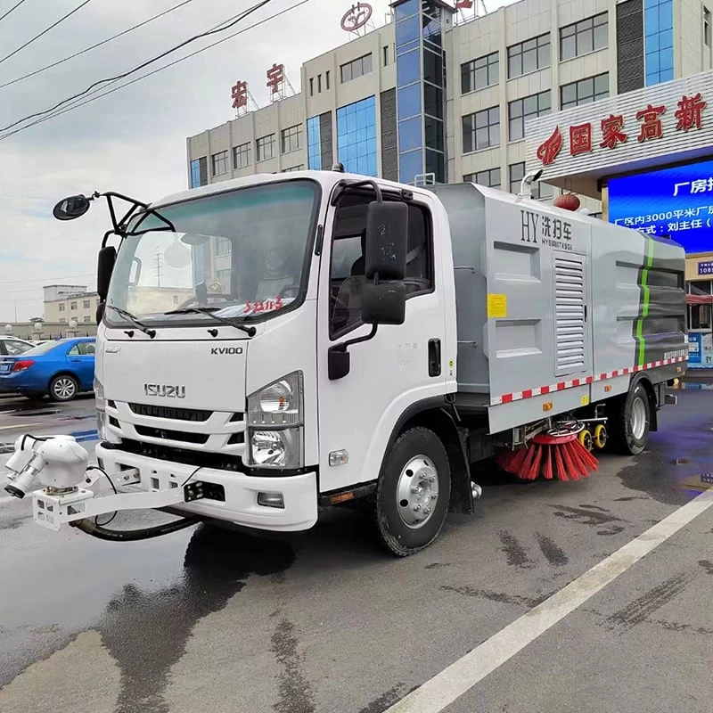 ISUZU 4cbm high-pressure flushing self-cleaning road sweeper Oblique Front View

