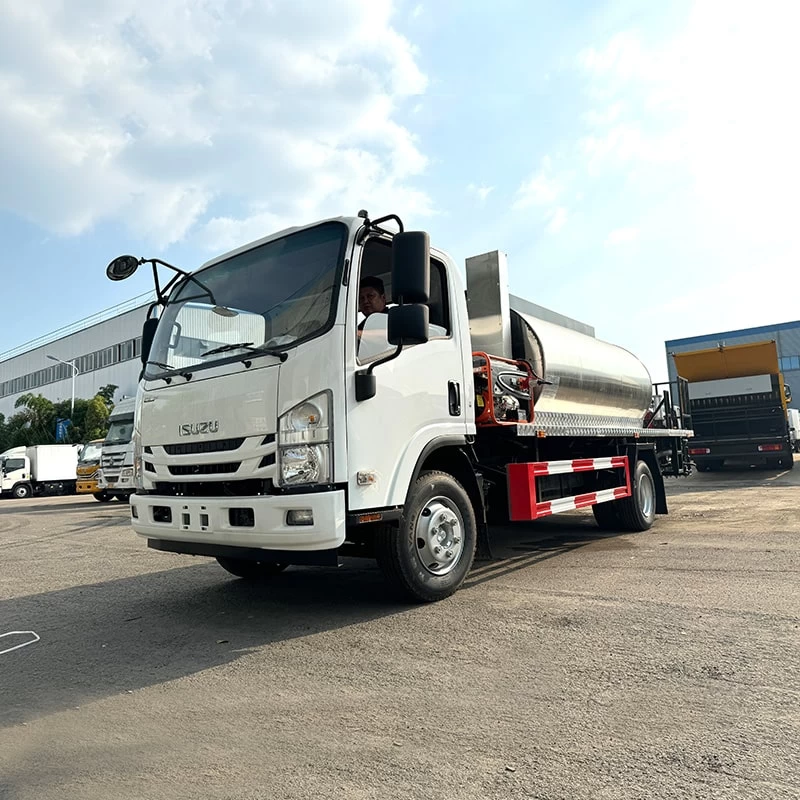 ISUZU 8 CBM 4*2 bitumen spray asphalt distributor truck Oblique Front View 
