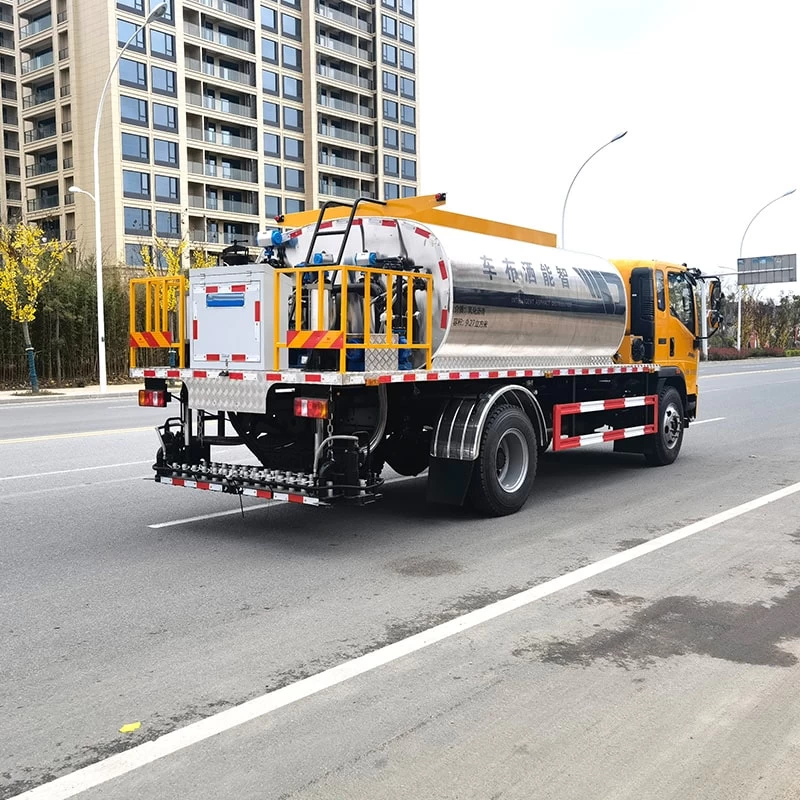 HOWO 4*2 Intelligent asphalt distributor truck Oblique Back Plot